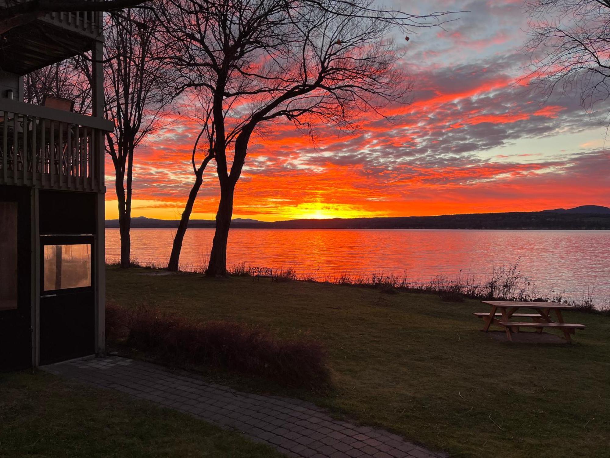 Condos Memphrémagog Bagian luar foto