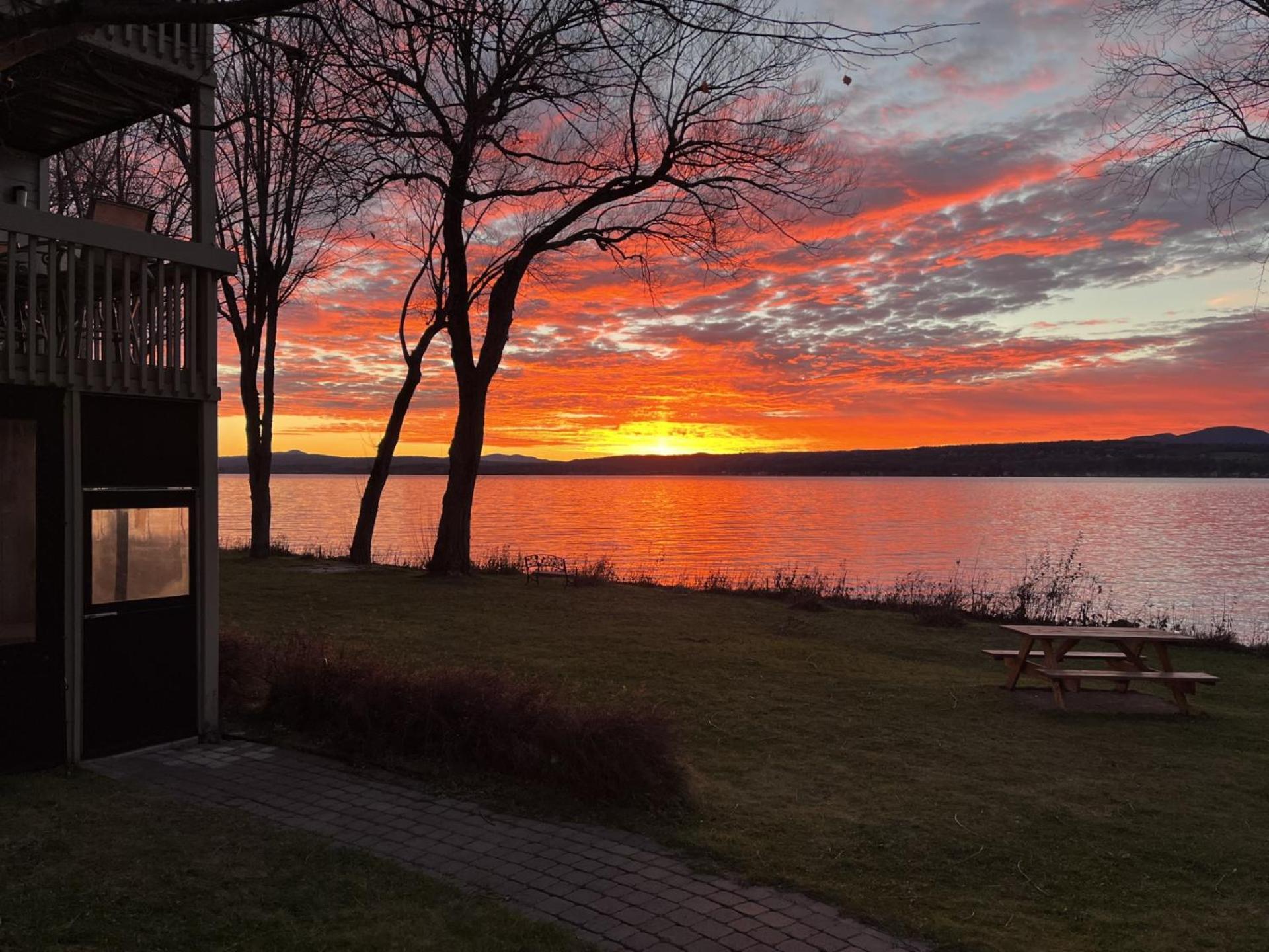 Condos Memphrémagog Bagian luar foto